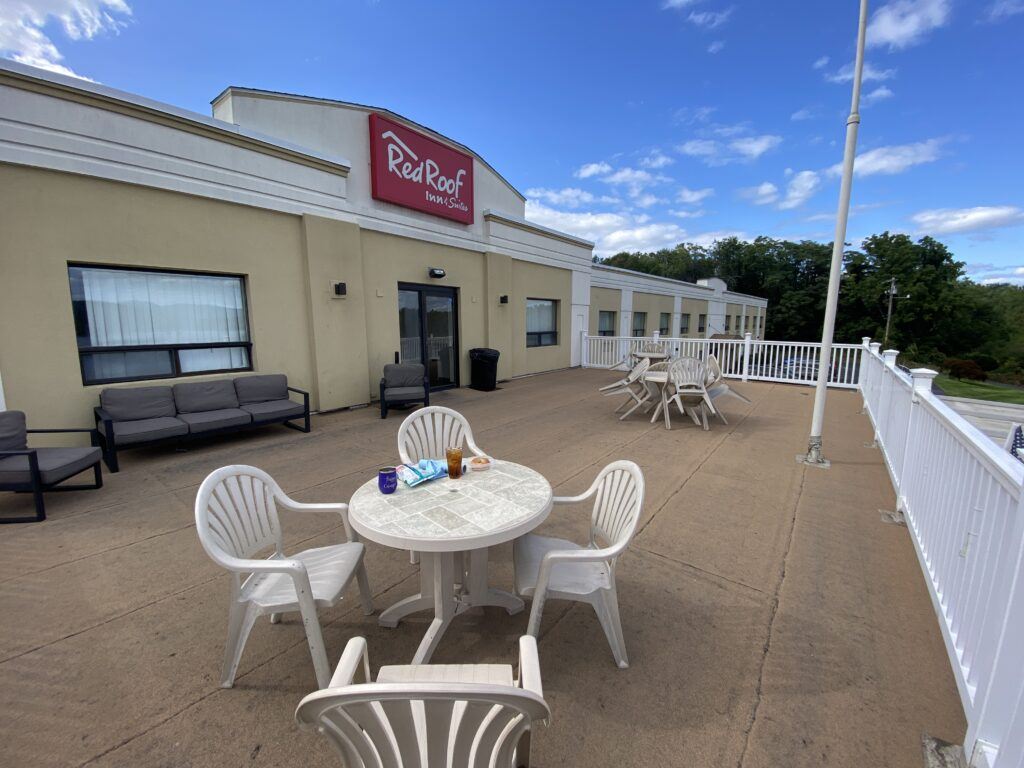 Red Roof Inn Newburgh Sundeck