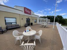 Red Roof Inn Newburgh Sundeck
