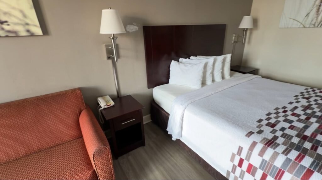 Bed and Couch Red Roof Inn Tifton