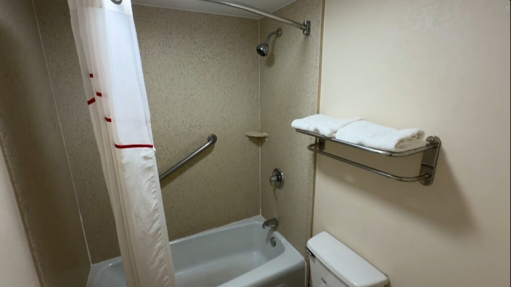Bathroom Red Roof Inn Tifton